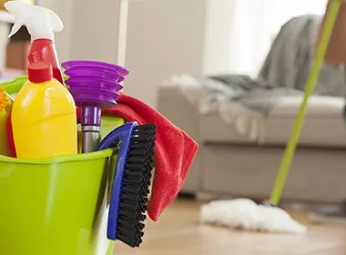 अपने लिविंग रूम को ठीक से कैसे साफ करें